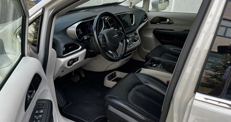 Chrysler Pacifica cena 179000 przebieg: 86000, rok produkcji 2021 z Łaszczów małe 781